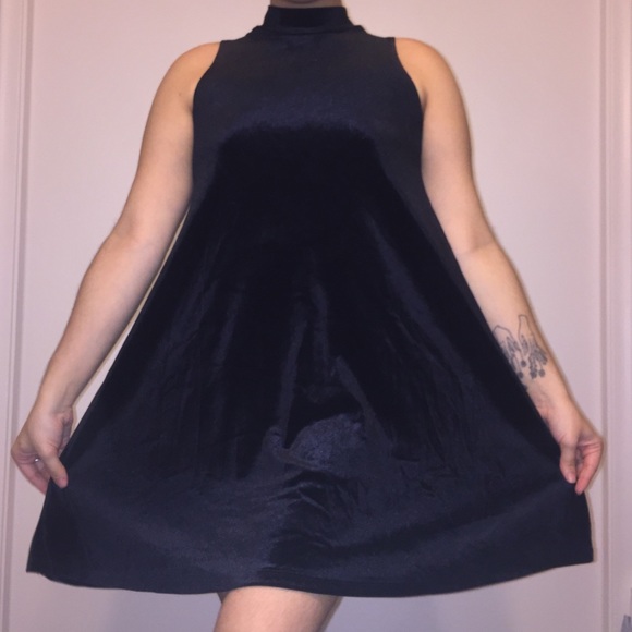 BLACK VELVET TURTLENECK DRESS - Picture 4 of 4
